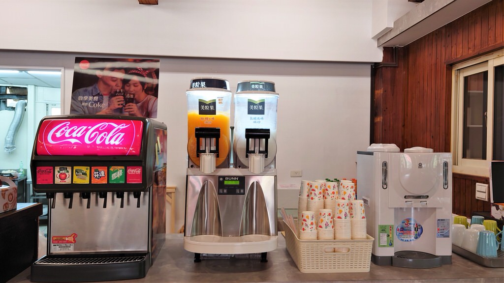 荷塘月色火鍋店︱主打和牛、捲餅、牛肉麵吃到飽的中興新村火鍋店～114.7月搬至南投，更名為”小聚場”!