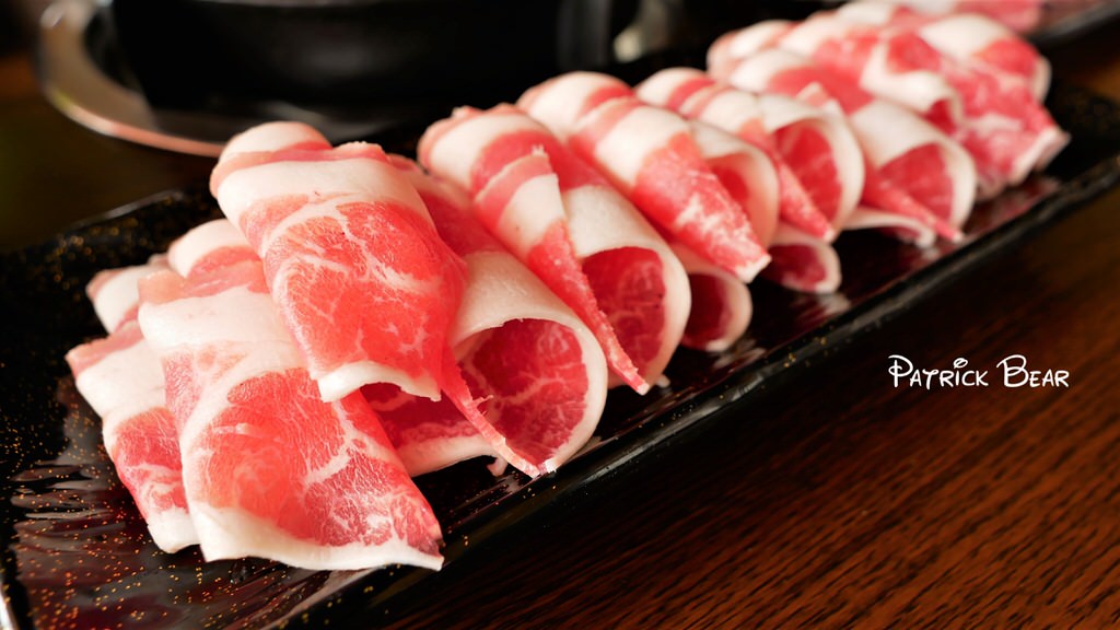 荷塘月色火鍋店︱主打和牛、捲餅、牛肉麵吃到飽的中興新村火鍋店～114.7月搬至南投，更名為”小聚場”!