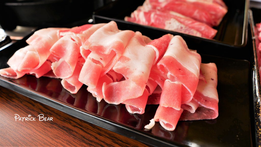 荷塘月色火鍋店︱主打和牛、捲餅、牛肉麵吃到飽的中興新村火鍋店～114.7月搬至南投，更名為”小聚場”!