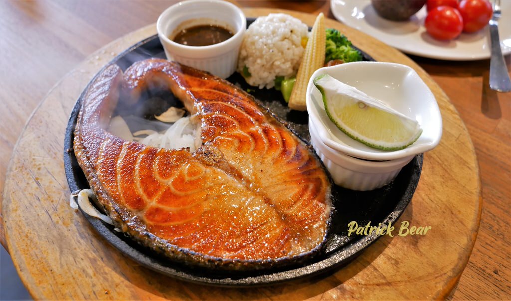 史堤克牛排草屯店︱在南投草屯知名連鎖美式牛排自助餐廳，109年10月開幕~超級推薦薯條💗好吃到讓我記憶深刻!