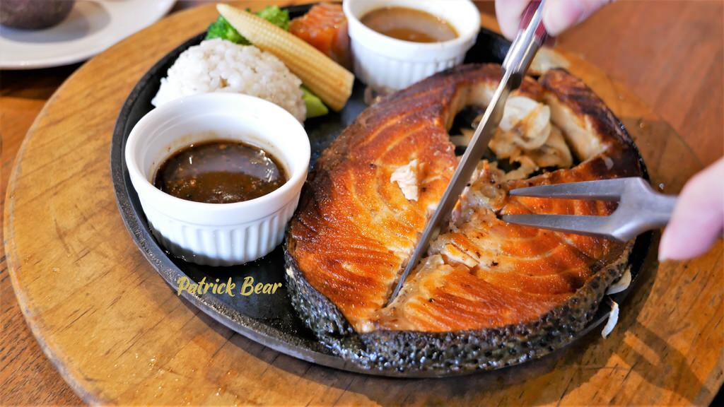 史堤克牛排草屯店︱在南投草屯知名連鎖美式牛排自助餐廳，109年10月開幕~超級推薦薯條💗好吃到讓我記憶深刻!