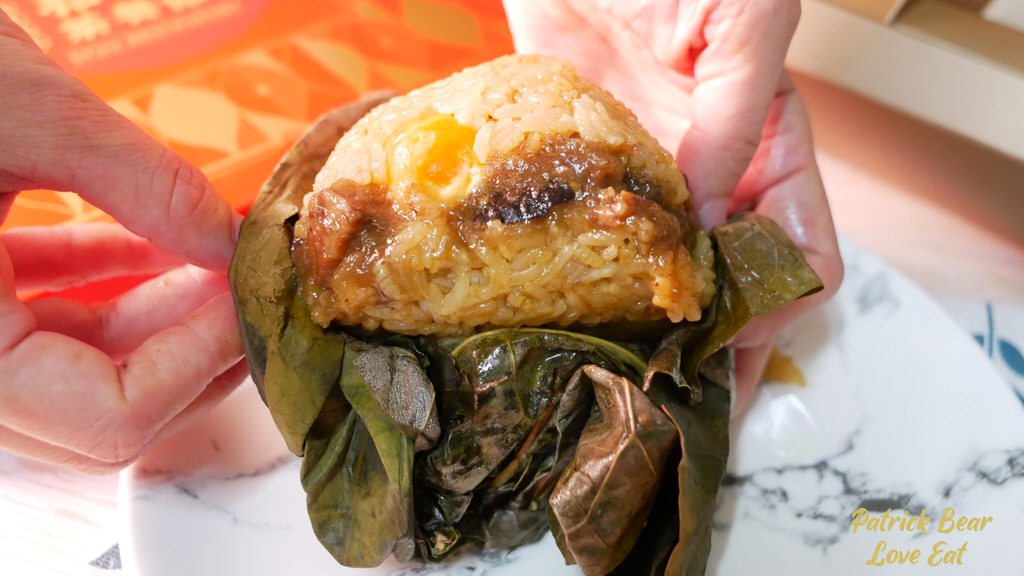 拾粵至尊粿蒸粽︱2024端午節慶限定巨無霸港式粿蒸粽，每顆重達12兩且粽料嚴選多種食材，根本就是肉粽至尊，佳節自用送禮兩相宜～拾粵茶餐館&李記港式燒臘隆重推出!