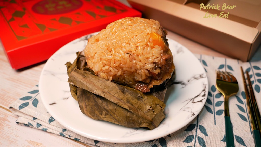 拾粵至尊粿蒸粽︱2024端午節慶限定巨無霸港式粿蒸粽，每顆重達12兩且粽料嚴選多種食材，根本就是肉粽至尊，佳節自用送禮兩相宜～拾粵茶餐館&李記港式燒臘隆重推出!