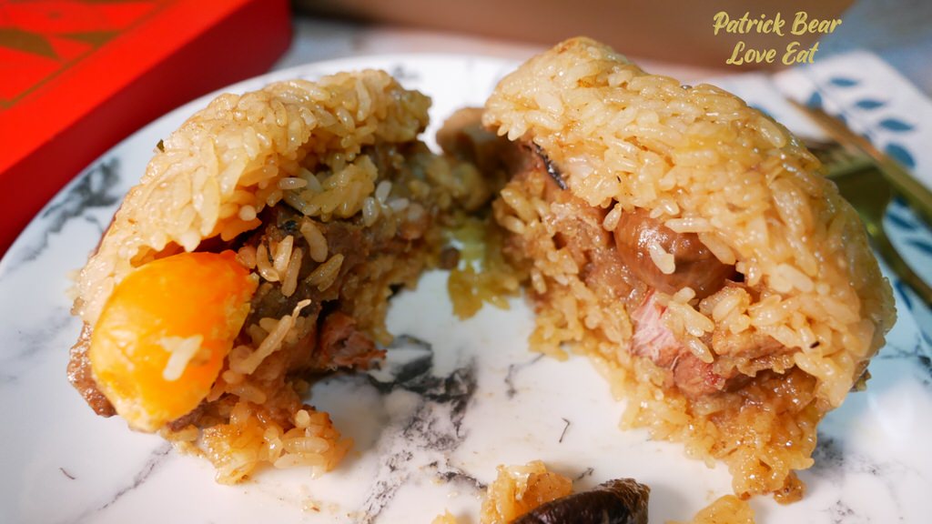 拾粵至尊粿蒸粽︱2024端午節慶限定巨無霸港式粿蒸粽，每顆重達12兩且粽料嚴選多種食材，根本就是肉粽至尊，佳節自用送禮兩相宜～拾粵茶餐館&李記港式燒臘隆重推出!