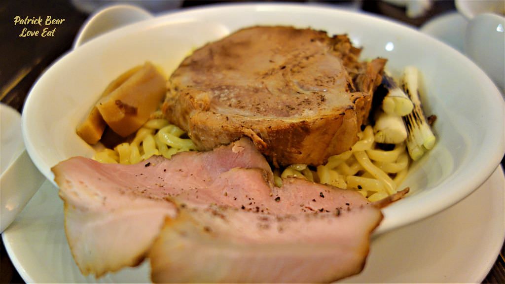 東京醬油拉麵超極丸｜花朵般盛開的台中拉麵，不論是濃郁或清湯一吃就上癮，好看好吃更好拍~SP綜合特製版本一次滿足!