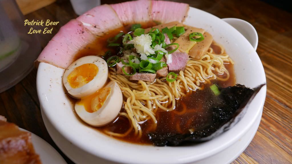 東京醬油拉麵超極丸｜花朵般盛開的台中拉麵，不論是濃郁或清湯一吃就上癮，好看好吃更好拍~SP綜合特製版本一次滿足!