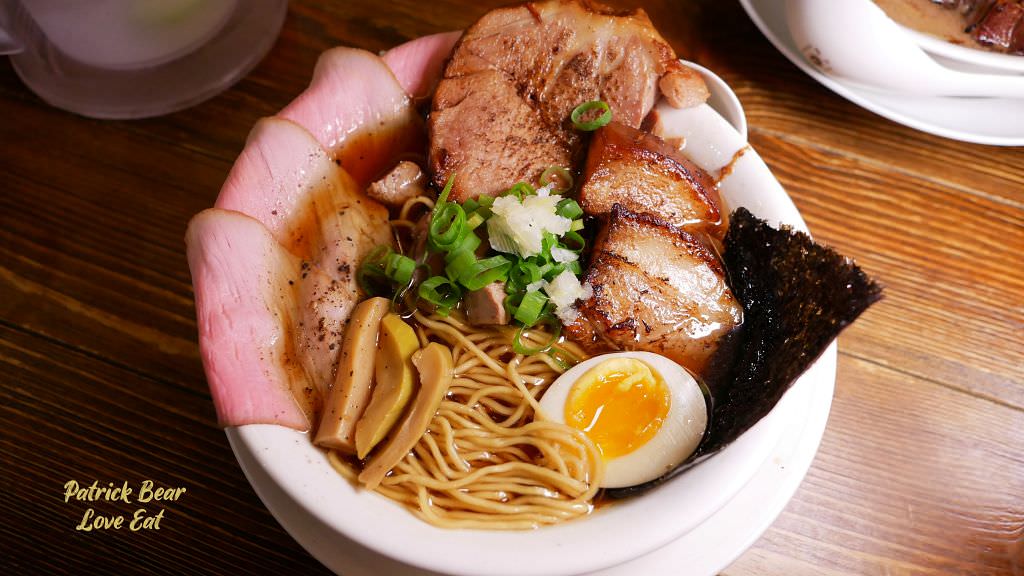 東京醬油拉麵超極丸｜花朵般盛開的台中拉麵，不論是濃郁或清湯一吃就上癮，好看好吃更好拍~SP綜合特製版本一次滿足!