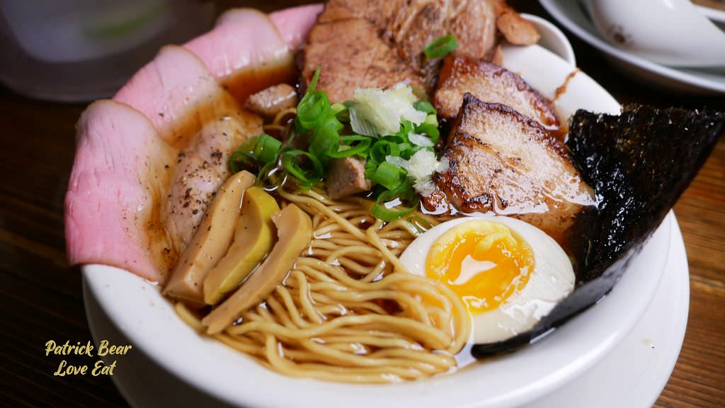 東京醬油拉麵超極丸｜花朵般盛開的台中拉麵，不論是濃郁或清湯一吃就上癮，好看好吃更好拍~SP綜合特製版本一次滿足!