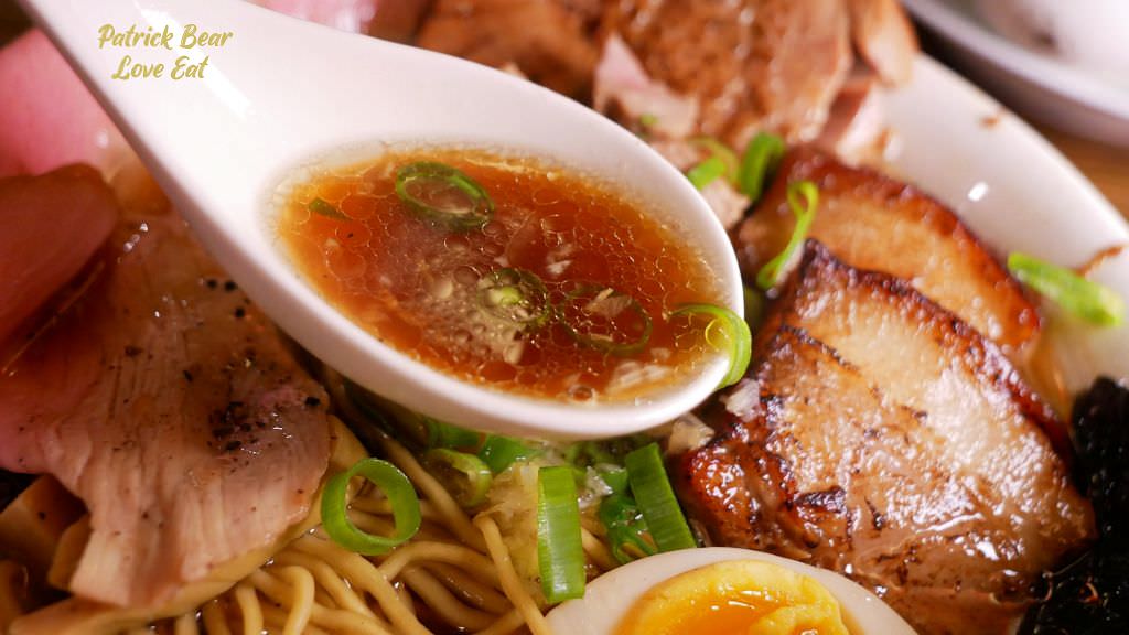 東京醬油拉麵超極丸｜花朵般盛開的台中拉麵，不論是濃郁或清湯一吃就上癮，好看好吃更好拍~SP綜合特製版本一次滿足!