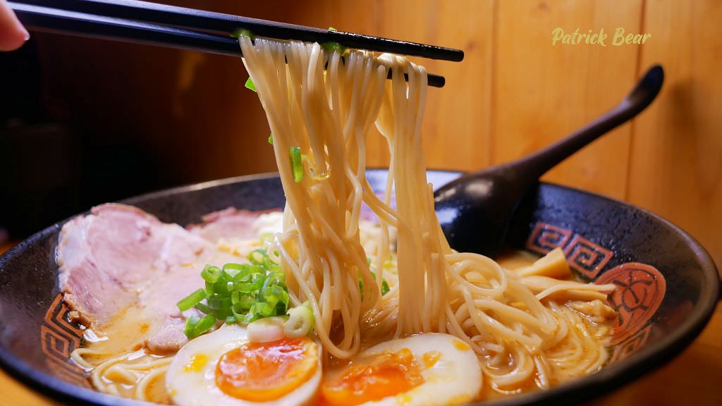 麵五三屋台ラーメン︱在田邊架起九州屋台的草屯拉麵店，能吃到柴窯五十三披薩!還有一定要預訂的田間小路五十一號麵包～111.3初訪