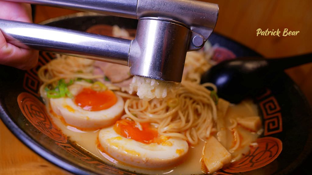 麵五三屋台ラーメン︱在田邊架起九州屋台的草屯拉麵店，能吃到柴窯五十三披薩!還有一定要預訂的田間小路五十一號麵包～111.3初訪