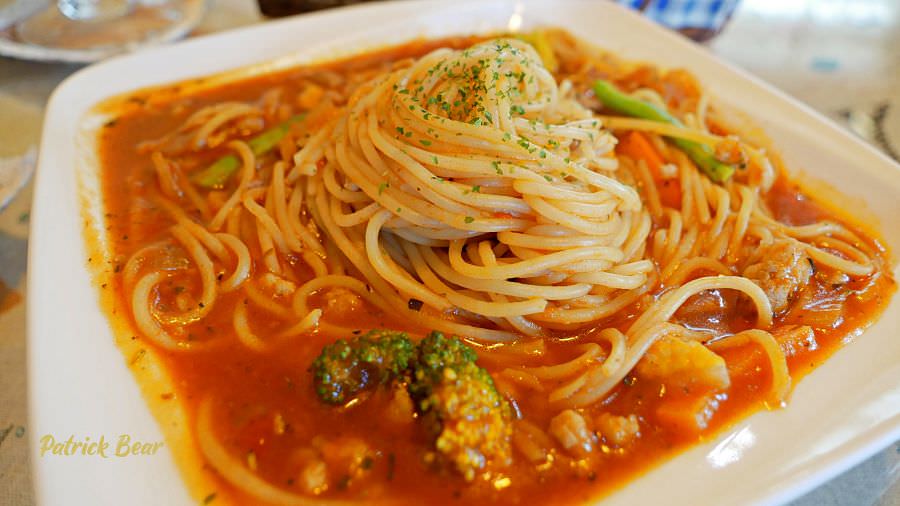 攝香咖啡館︱如同回家般溫暖的草屯寵物友善咖啡廳，義大利麵&甜點很優質～111初訪~