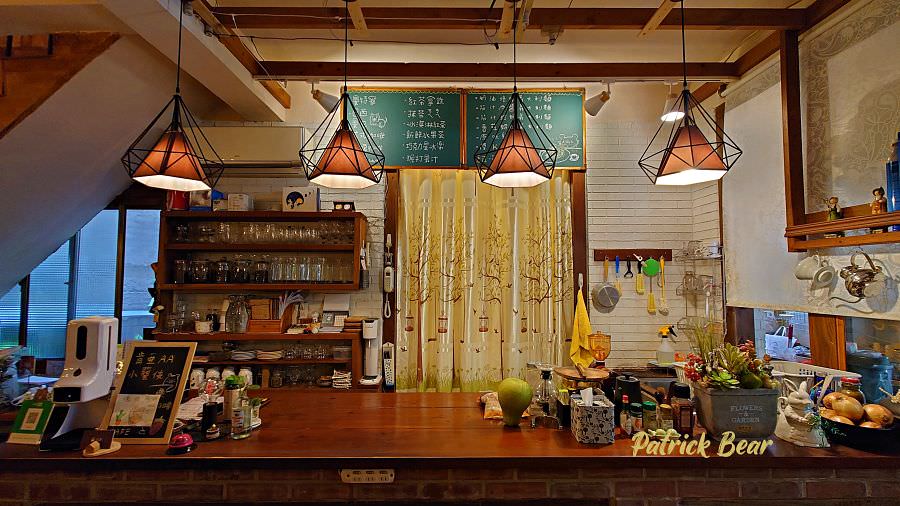 攝香咖啡館︱如同回家般溫暖的草屯寵物友善咖啡廳，義大利麵&甜點很優質～111初訪~