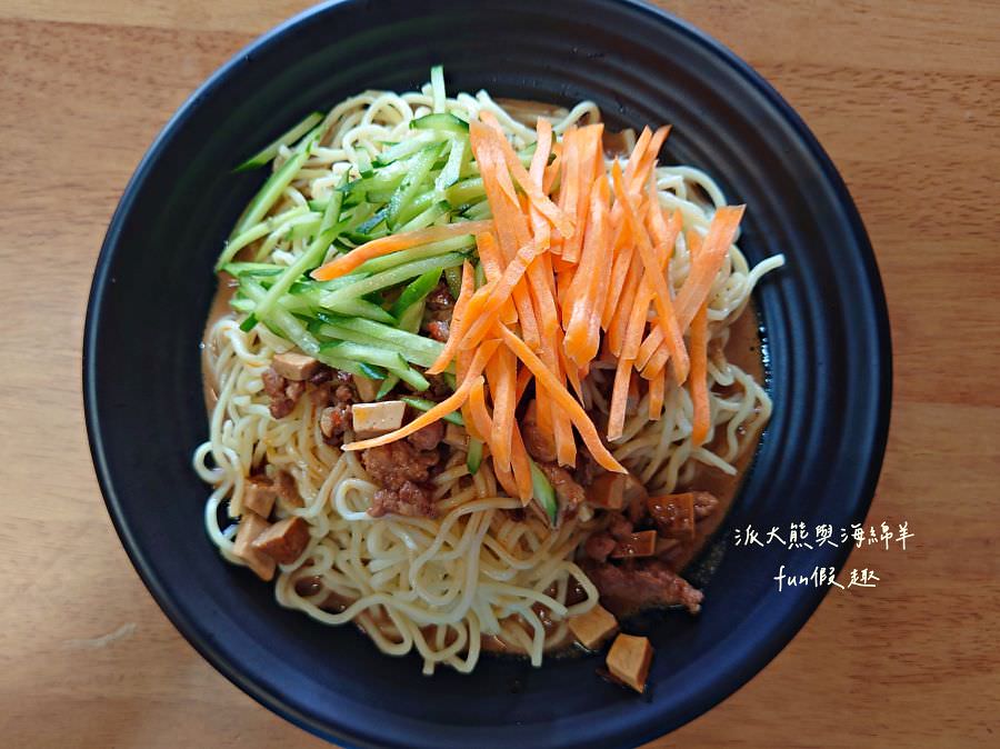 陸地張涼麵×簡記小舖【112.12更名為【口甲霸食坊】︱白天賣到晚上的草屯熱銷涼麵～麵線糊冬季限定!現在又有販售大腸包小腸、嘎嘎麵線 和其他飯類!