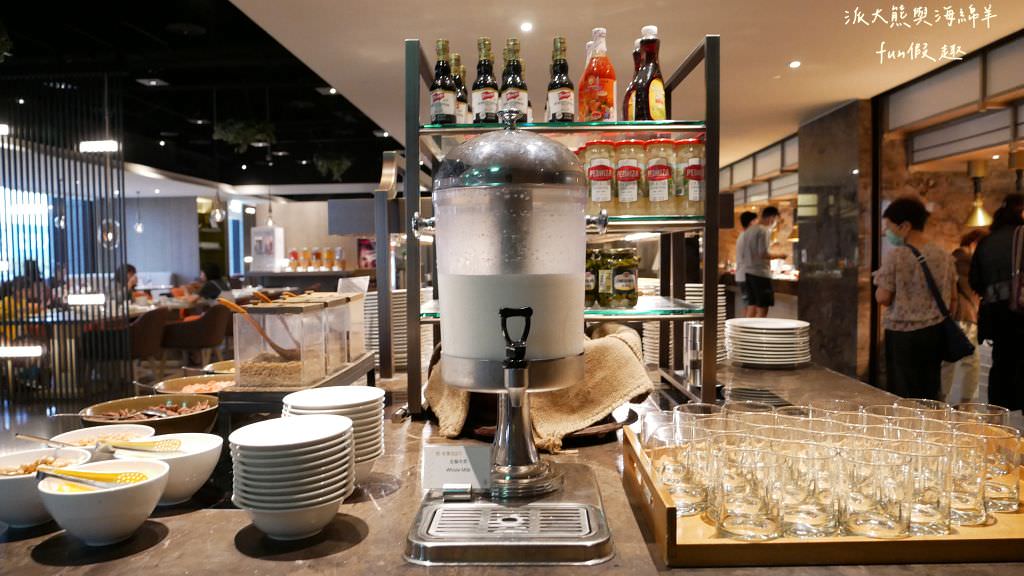 台北新板希爾頓酒店｜新北首間國際連鎖五星酒店住宿心得、板橋奢華感滿點入住首選推薦～Market Flavor 悅市集自助餐廳吃到飽!睽違15年重新返回臺灣，於2018年10月盛大再開幕!