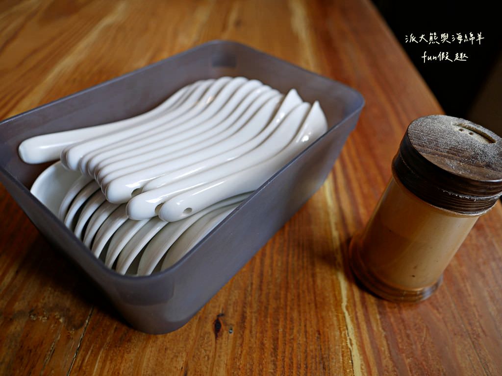 台客燒肉粥︱米其林必比登推介四連霸、飄香逾50載的臺中南屯古早味～砂鍋粥&台客三寶大拼盤必吃!傳承自於1971年創立忠孝路肉粥～