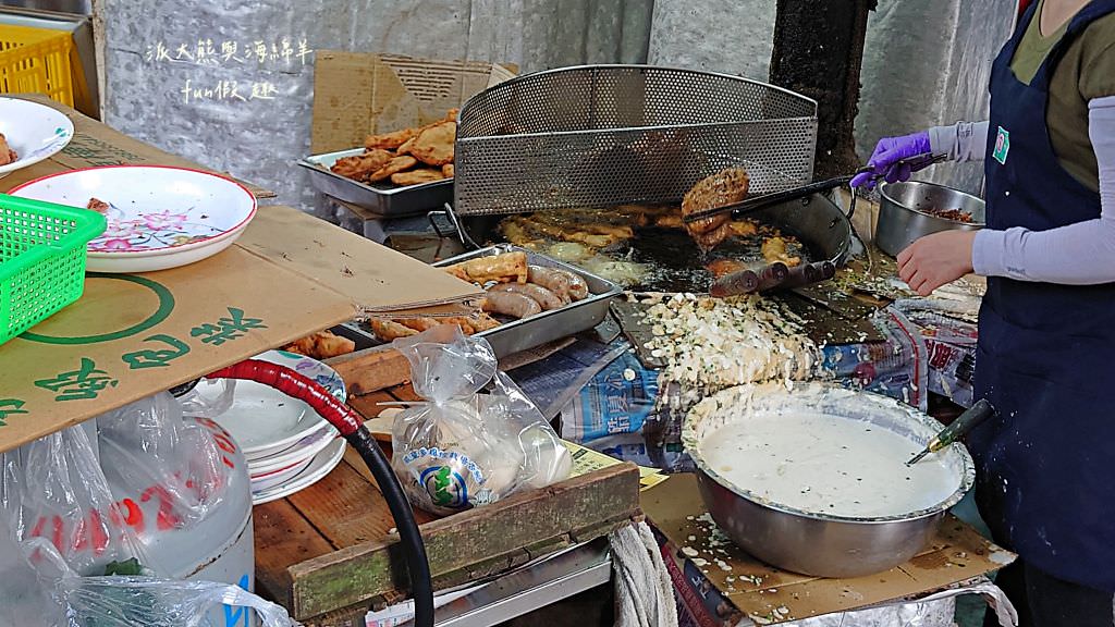 榕樹下扣仔嗲︱草屯必吃在地美食小吃，超愛蚵嗲～各大美食節目介紹&食尚玩家推薦，草屯玉峰街上擺攤超過60年!