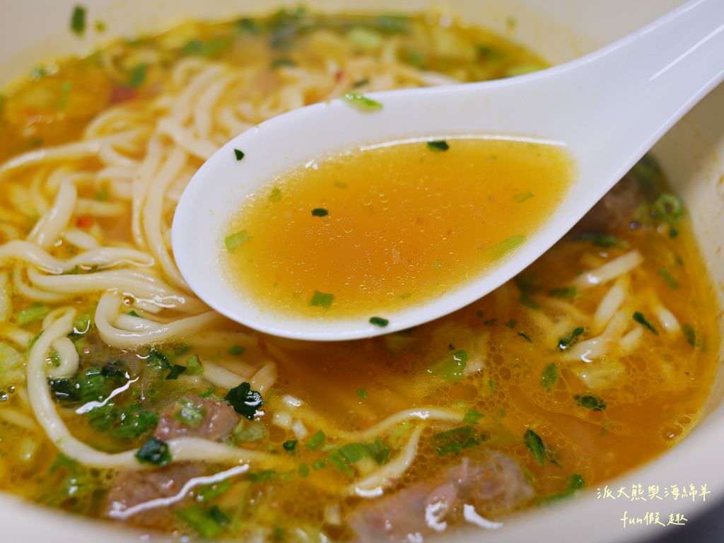 7-11泡麵獨家新款｜Gold系列金牛肉麵熗牛肉麵&大補帖藥燉排骨&小時光麵館系列花椒擔擔湯麵、青蔬椒麻乾麵介紹&心得～