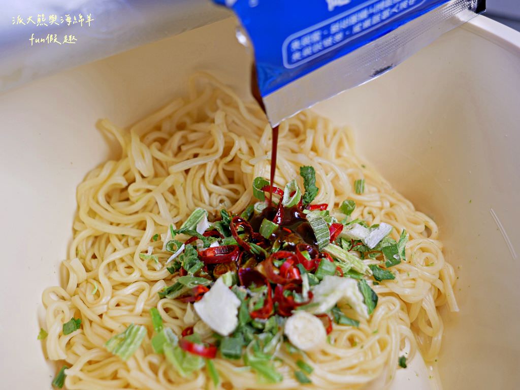 7-11泡麵獨家新款｜Gold系列金牛肉麵熗牛肉麵&大補帖藥燉排骨&小時光麵館系列花椒擔擔湯麵、青蔬椒麻乾麵介紹&心得～