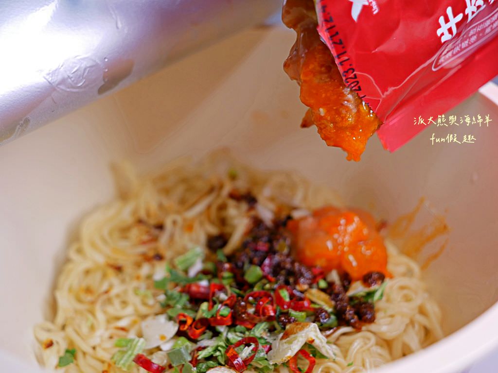 7-11泡麵獨家新款｜Gold系列金牛肉麵熗牛肉麵&大補帖藥燉排骨&小時光麵館系列花椒擔擔湯麵、青蔬椒麻乾麵介紹&心得～
