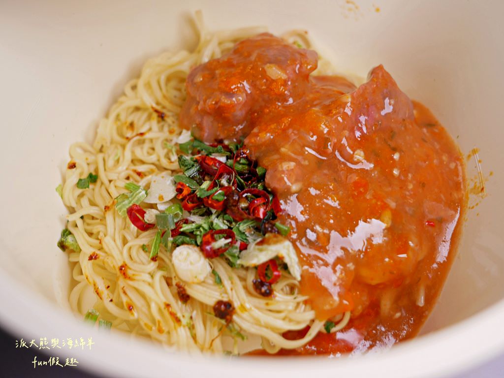 7-11泡麵獨家新款｜Gold系列金牛肉麵熗牛肉麵&大補帖藥燉排骨&小時光麵館系列花椒擔擔湯麵、青蔬椒麻乾麵介紹&心得～