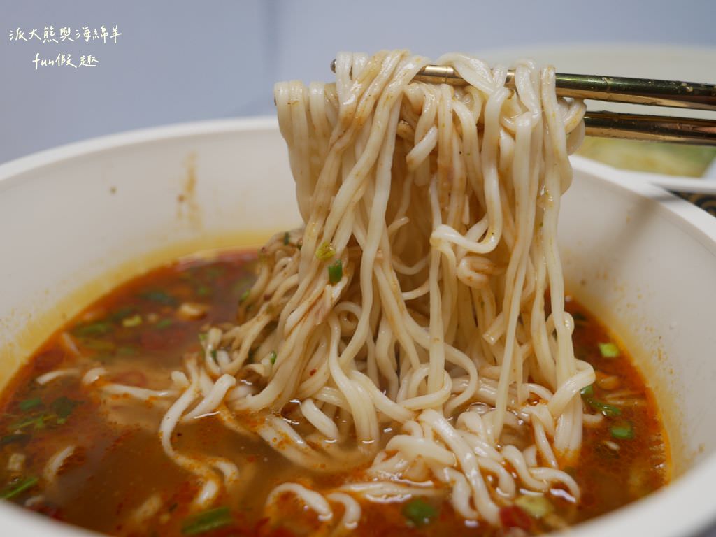 7-11泡麵獨家新款｜Gold系列金牛肉麵熗牛肉麵&大補帖藥燉排骨&小時光麵館系列花椒擔擔湯麵、青蔬椒麻乾麵介紹&心得～