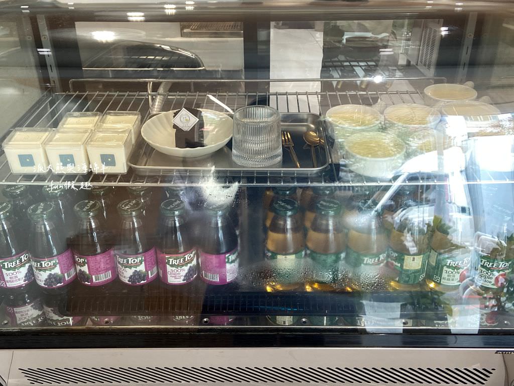 三月半咖啡︱從台中來草屯展店的最美文青網美風餐廳!很用心營造氛圍感，適合約會聚餐～110.10.13開幕