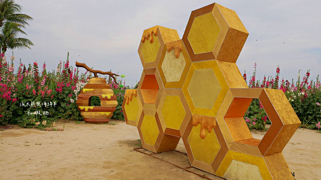 學甲蜀葵花文化節★4月花況.臺南學甲年度盛事.欣賞五顏六色的蜀葵花、鼠尾草、百日草、雞冠花、萬壽菊描繪出光華里民活動中心最美的必逛花海,也別忘了品嘗學甲必吃的美食唷!來個學甲一日遊吧~ - 第81張圖 學甲蜀葵花文化節★4月花況.臺南學甲年度盛事.欣賞五顏六色的蜀葵花、鼠尾草、百日草、雞冠花、萬壽菊描繪出光華里民活動中心最美的必逛花海,也別忘了品嘗學甲必吃的美食唷!來個學甲一日遊吧~