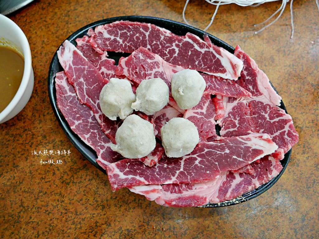 汕頭天天沙茶火鍋︱高雄鹽埕飄香逾70年的在地老店，濃厚刺扁魚湯頭與祖傳秘製沙茶醬，共譜潮汕好滋味，開店即爆棚，沒訂位就只能碰運氣!食尚玩家介紹2次～