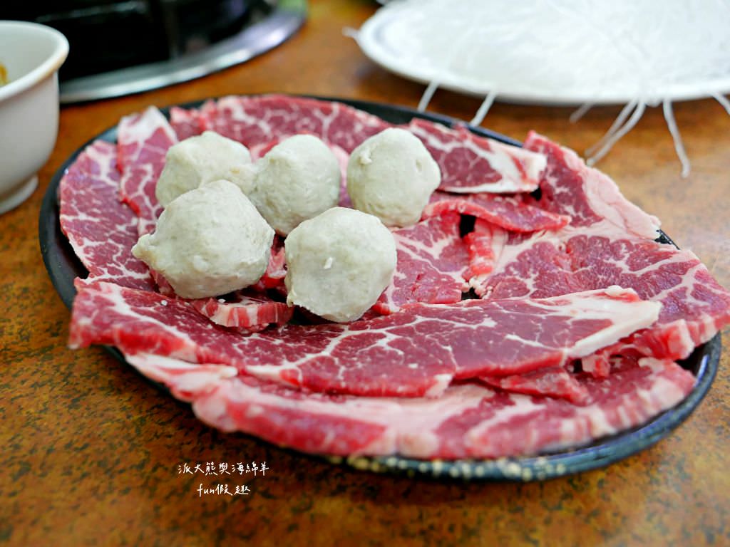 汕頭天天沙茶火鍋︱高雄鹽埕飄香逾70年的在地老店，濃厚刺扁魚湯頭與祖傳秘製沙茶醬，共譜潮汕好滋味，開店即爆棚，沒訂位就只能碰運氣!食尚玩家介紹2次～