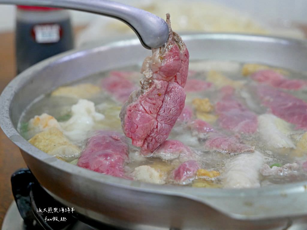 汕頭天天沙茶火鍋︱高雄鹽埕飄香逾70年的在地老店，濃厚刺扁魚湯頭與祖傳秘製沙茶醬，共譜潮汕好滋味，開店即爆棚，沒訂位就只能碰運氣!食尚玩家介紹2次～