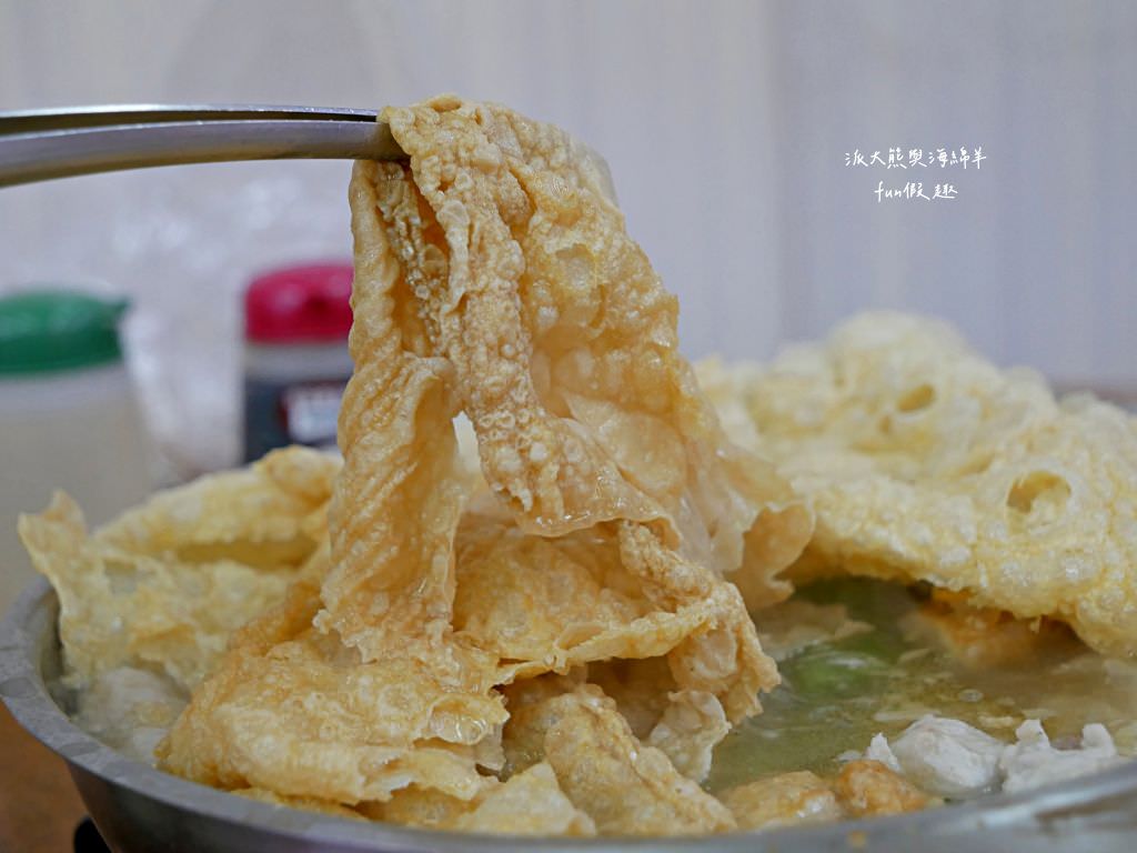 汕頭天天沙茶火鍋︱高雄鹽埕飄香逾70年的在地老店，濃厚刺扁魚湯頭與祖傳秘製沙茶醬，共譜潮汕好滋味，開店即爆棚，沒訂位就只能碰運氣!食尚玩家介紹2次～