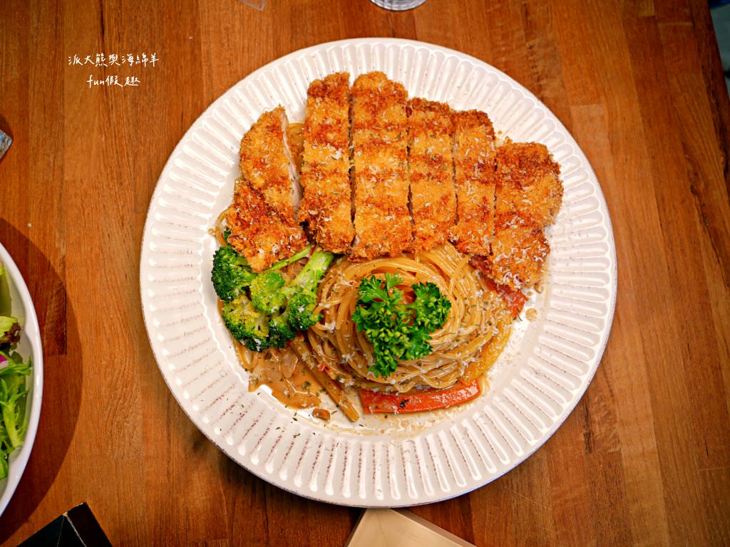 漫半拍Slowly Café︱網美必訪咖啡廳！精緻甜點、義式餐點與夢幻氛圍，追求複合感官體驗的極致，探索美食甜點的無限可能!!2樓是長隄婚紗～