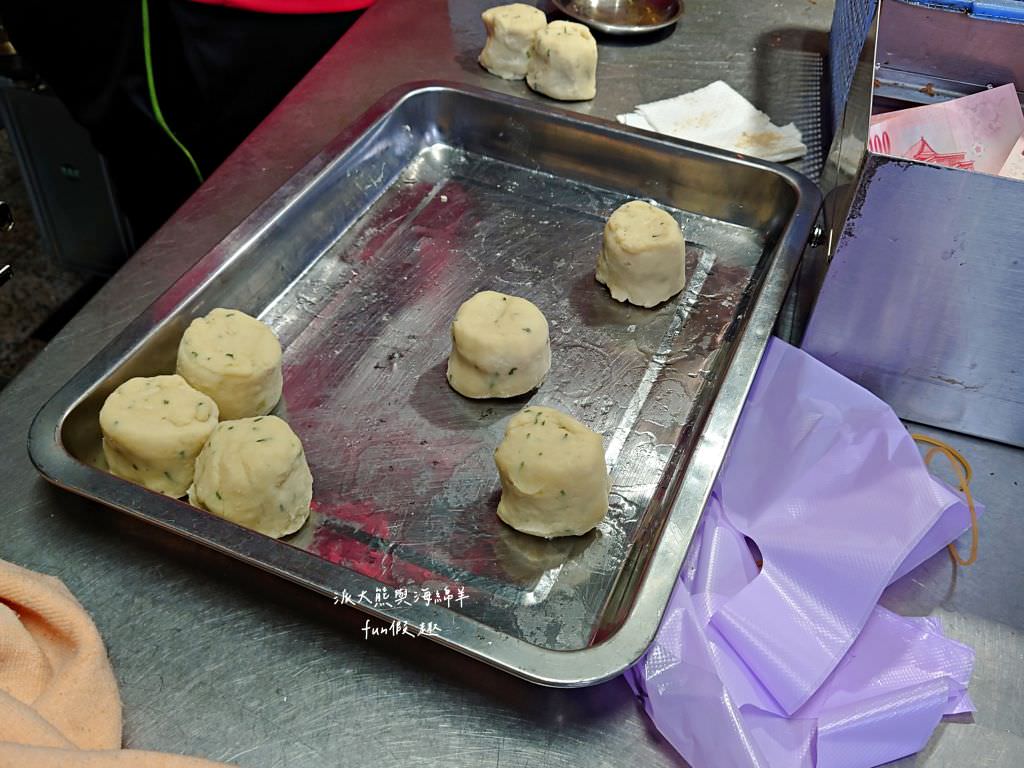 南投市第一家蔥油餅︱傳承3代的在地傳統評價銅板美食，近中山公園大門口～每次經過卻錯過的小吃，這次終於和派大熊一起來開吃囉!