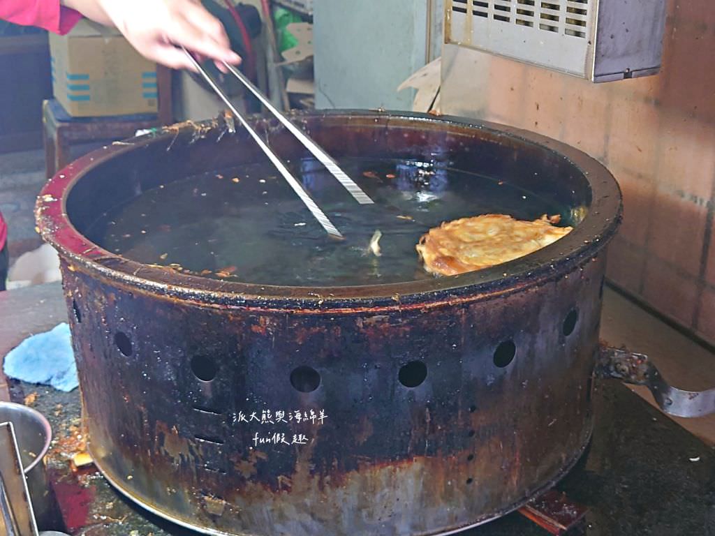 南投市第一家蔥油餅︱傳承3代的在地傳統評價銅板美食，近中山公園大門口～每次經過卻錯過的小吃，這次終於和派大熊一起來開吃囉!