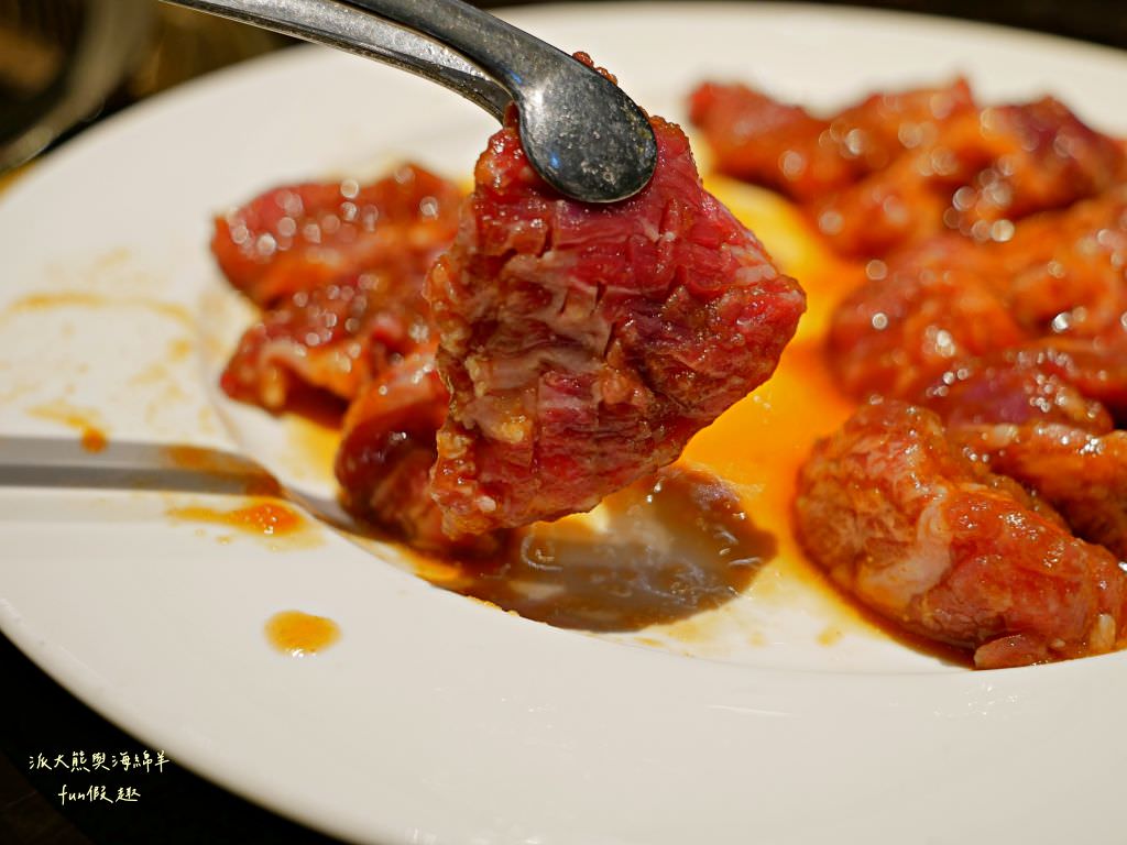 屋馬燒肉中友店︱臺中限定必吃的高性價比燒肉餐廳、讓人有賓至如歸般的優質服務，每到用餐時間必定大排人龍，在燒肉界可是有一席之地呢!～112