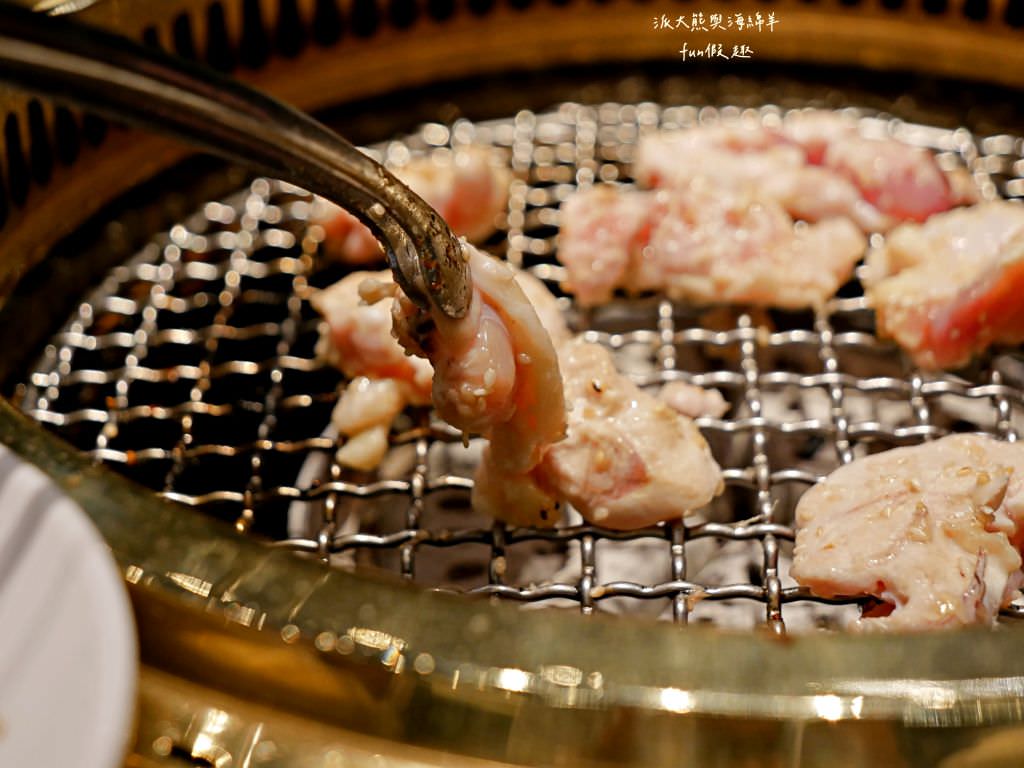 屋馬燒肉中友店︱臺中限定必吃的高性價比燒肉餐廳、讓人有賓至如歸般的優質服務，每到用餐時間必定大排人龍，在燒肉界可是有一席之地呢!～112