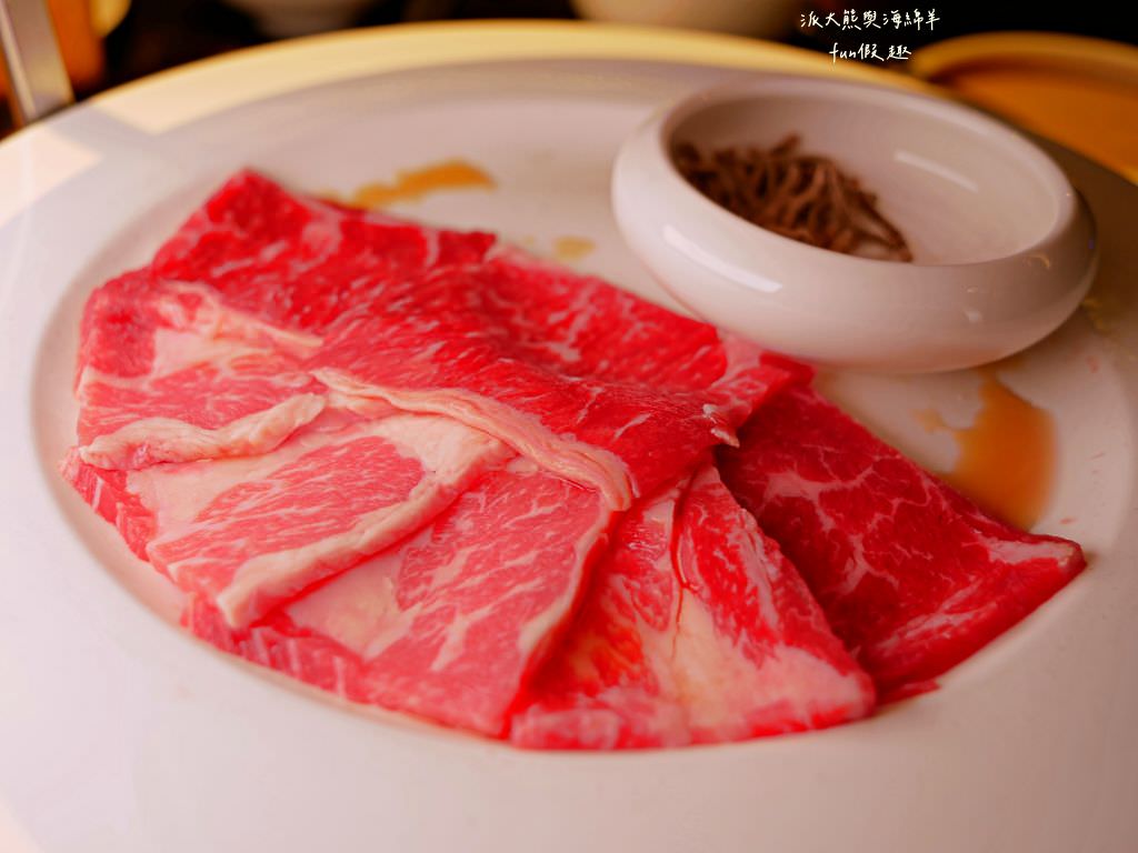 屋馬燒肉中友店︱臺中限定必吃的高性價比燒肉餐廳、讓人有賓至如歸般的優質服務，每到用餐時間必定大排人龍，在燒肉界可是有一席之地呢!～112