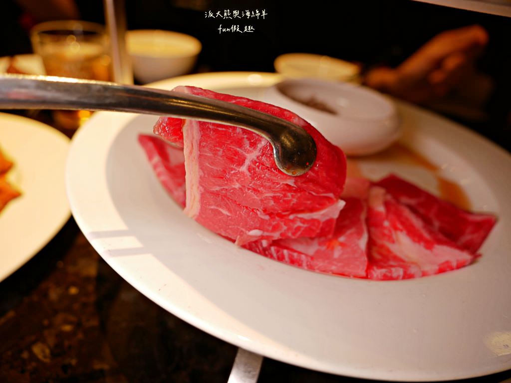 屋馬燒肉中友店︱臺中限定必吃的高性價比燒肉餐廳、讓人有賓至如歸般的優質服務，每到用餐時間必定大排人龍，在燒肉界可是有一席之地呢!～112