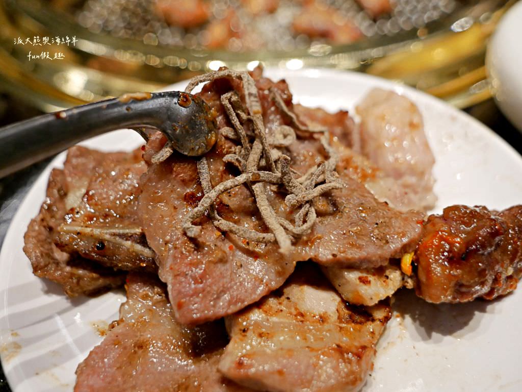 屋馬燒肉中友店︱臺中限定必吃的高性價比燒肉餐廳、讓人有賓至如歸般的優質服務，每到用餐時間必定大排人龍，在燒肉界可是有一席之地呢!～112