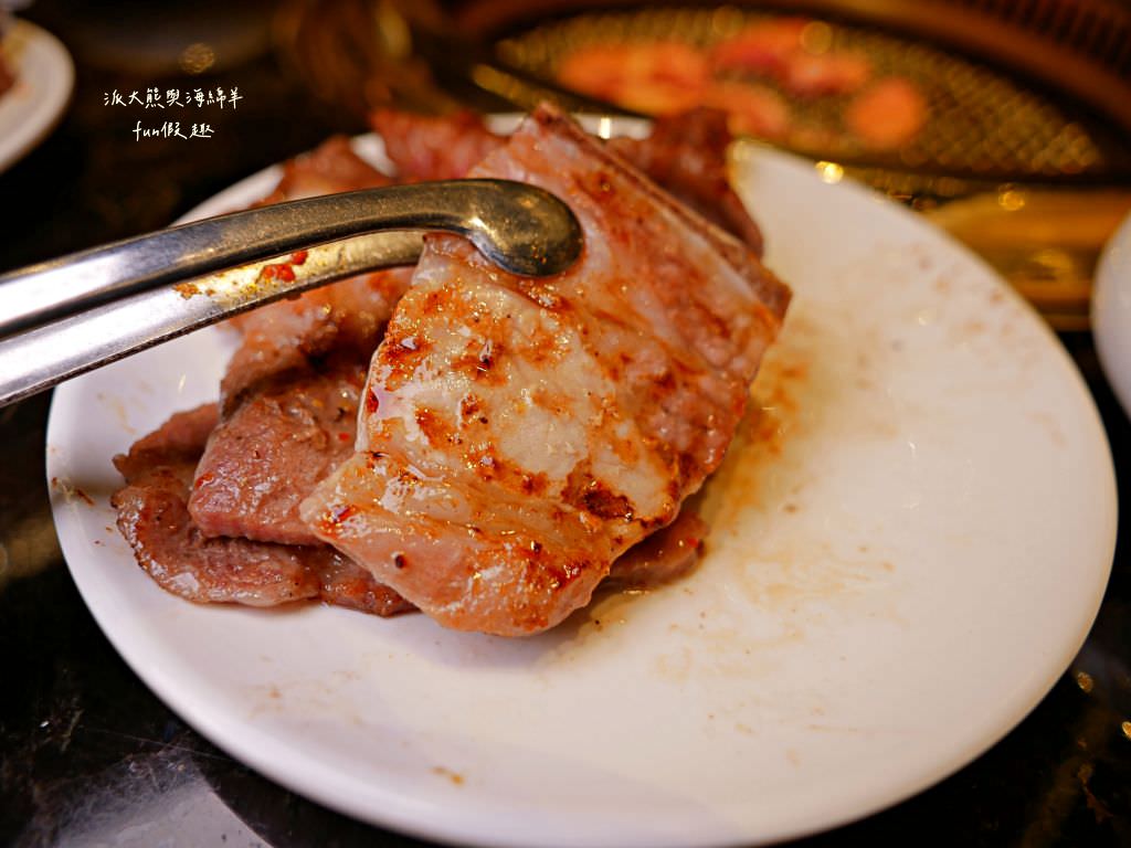 屋馬燒肉中友店︱臺中限定必吃的高性價比燒肉餐廳、讓人有賓至如歸般的優質服務，每到用餐時間必定大排人龍，在燒肉界可是有一席之地呢!～112