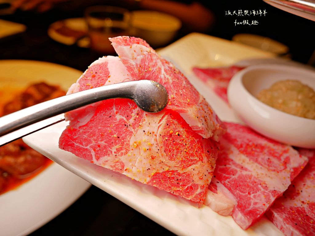 屋馬燒肉中友店︱臺中限定必吃的高性價比燒肉餐廳、讓人有賓至如歸般的優質服務，每到用餐時間必定大排人龍，在燒肉界可是有一席之地呢!～112