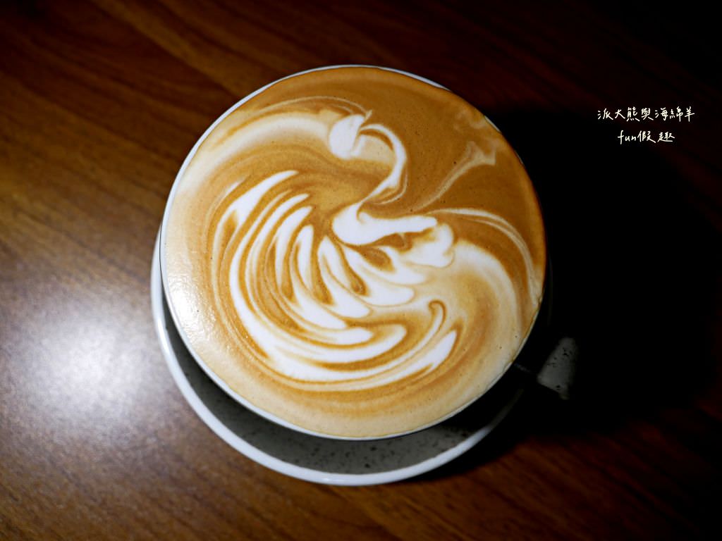 Lazy Cafe雷記咖啡︱綠意盎然的日式風格咖啡廳，享受鹿角蕨與手沖咖啡結合的完美空間，還能與可愛貓咪店長不期而遇!!!～112.4