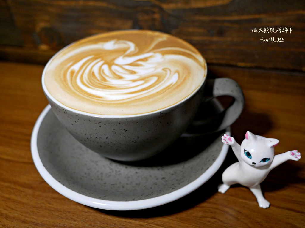 Lazy Cafe雷記咖啡︱綠意盎然的日式風格咖啡廳，享受鹿角蕨與手沖咖啡結合的完美空間，還能與可愛貓咪店長不期而遇!!!～112.4