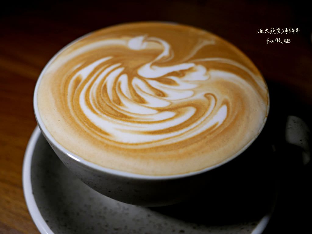 Lazy Cafe雷記咖啡︱綠意盎然的日式風格咖啡廳，享受鹿角蕨與手沖咖啡結合的完美空間，還能與可愛貓咪店長不期而遇!!!～112.4