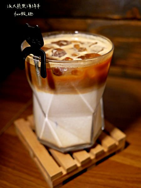 Lazy Cafe雷記咖啡︱綠意盎然的日式風格咖啡廳，享受鹿角蕨與手沖咖啡結合的完美空間，還能與可愛貓咪店長不期而遇!!!～112.4