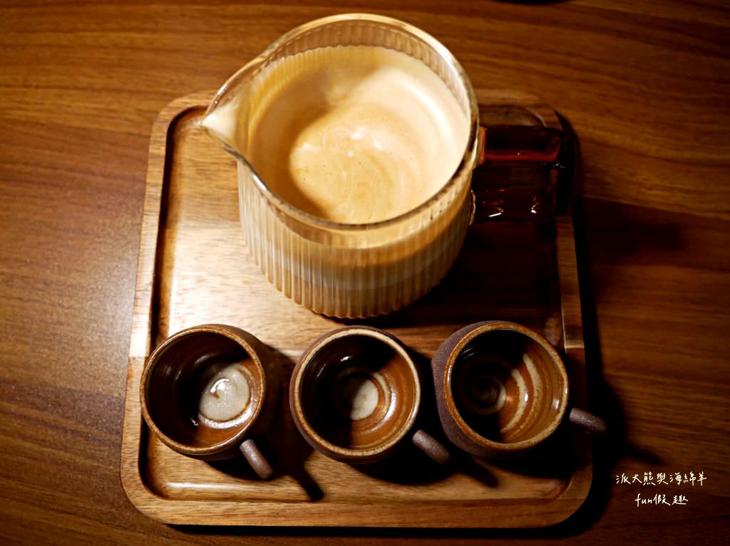 Lazy Cafe雷記咖啡︱綠意盎然的日式風格咖啡廳，享受鹿角蕨與手沖咖啡結合的完美空間，還能與可愛貓咪店長不期而遇!!!～112.4