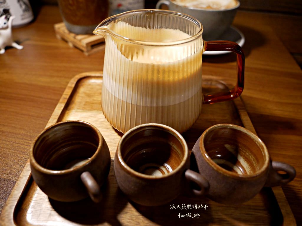 Lazy Cafe雷記咖啡︱綠意盎然的日式風格咖啡廳，享受鹿角蕨與手沖咖啡結合的完美空間，還能與可愛貓咪店長不期而遇!!!～112.4