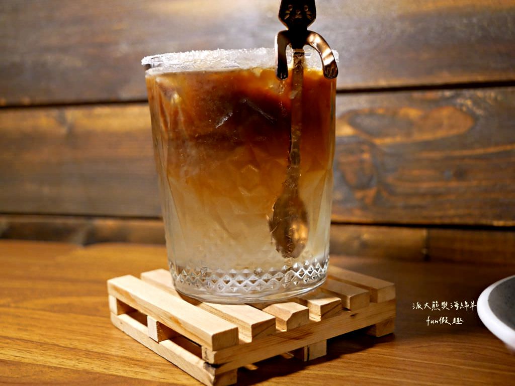 Lazy Cafe雷記咖啡︱綠意盎然的日式風格咖啡廳，享受鹿角蕨與手沖咖啡結合的完美空間，還能與可愛貓咪店長不期而遇!!!～112.4