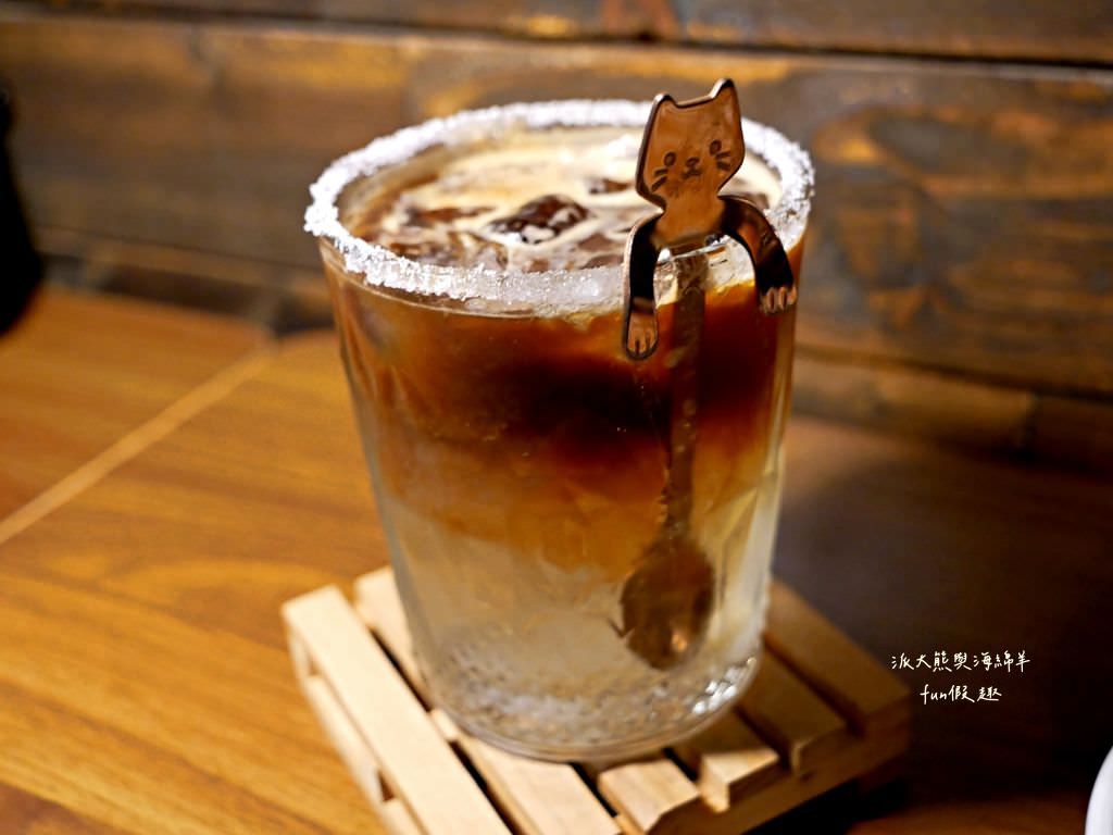 Lazy Cafe雷記咖啡︱綠意盎然的日式風格咖啡廳，享受鹿角蕨與手沖咖啡結合的完美空間，還能與可愛貓咪店長不期而遇!!!～112.4